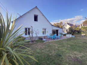 Maison chaleureuse avec grand jardin, 5 minutes à pied de la plage des sables blancs